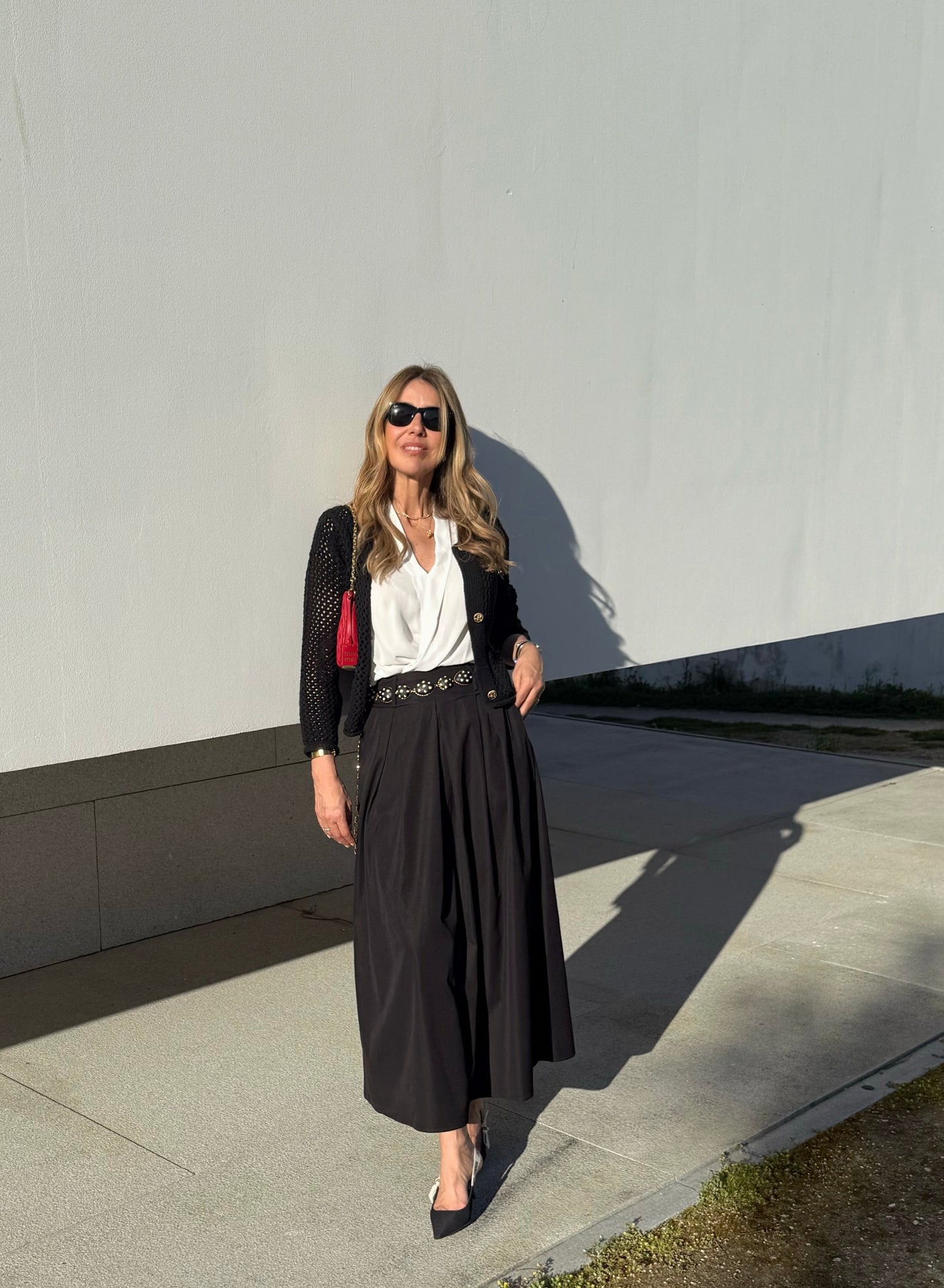 Saia midi com bolsos
