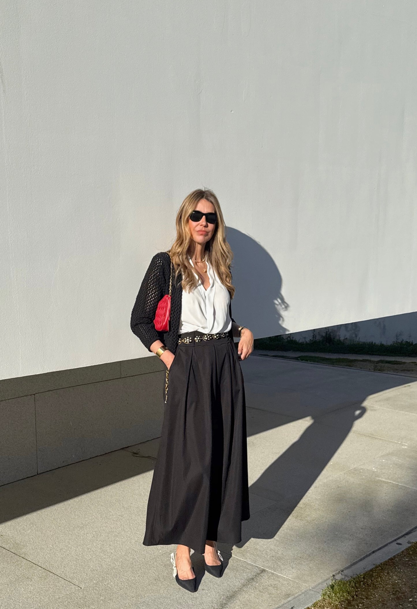 Saia midi com bolsos