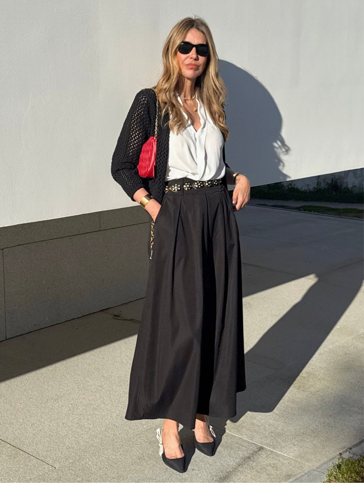 Saia midi com bolsos